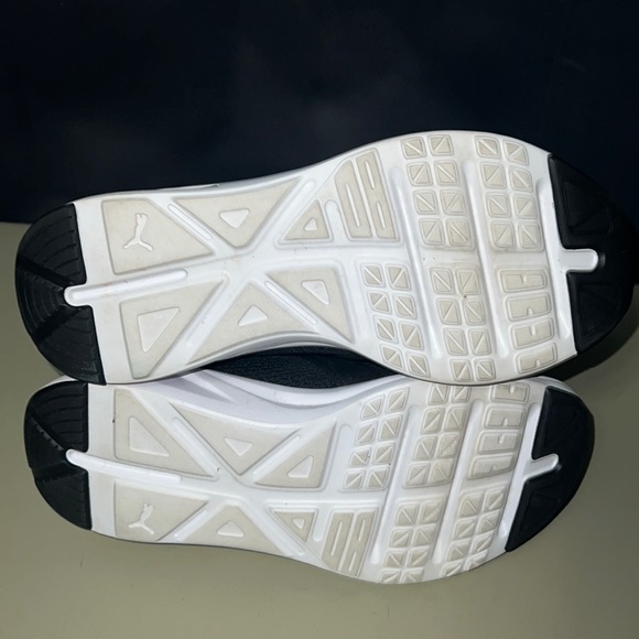 Women’s Puma sneakers size 9.5 - Picture 2 of 5